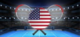La bandiera degli Stati Uniti, sullo sfondo un campo da tennis