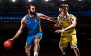 Due giocatori di basket in azione durante una partita.
