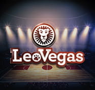 Un palazzetto dello sport affollato durante una partita di basket e il logo di LeoVegas.