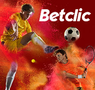 Dei palloni da calcio, basket, rugby e pallavolo e delle palline da tennis e baseball sul terreno di gioco, con sopra il logo di 888sport