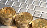 Monete Bitcoin vicino a una tastiera di computer