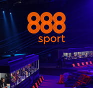 Un'arena affollata durante una partita di eSports e il logo di 888sport.