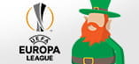 Una persona con un copricapo strano in testa e il logo dell'Europa League
