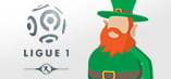 Una persona con un copricapo strano in testa e il logo della Ligue 1