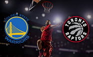 Due cestisti in azione durante una partita di basket e i loghi di Golden State Warriors e Toronto Raptors