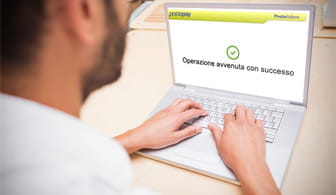 Uno scommettitore davanti alla pagina di avvenuta operazione sul sito web di Postepay