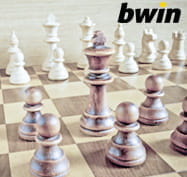 Una scacchiera e il logo di bwin