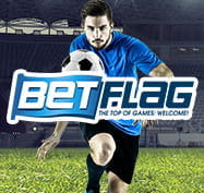 Un giocatore di calcio va al tiro durante una partita di calcio e il simbolo di BetFlag