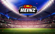 Il logo del sistema Super Heinz e sullo sfondo un campo da calcio