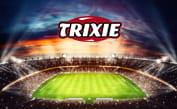 Il logo del sistema Trixie e sullo sfondo un campo da calcio