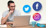 Un laptop, un uomo e i loghi di Facebook, Twitter e Instagram