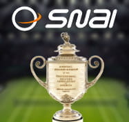 Il trofeo del vincitore di Wimbledon, sullo sfondo uno stadio gremito