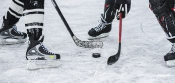 Un ingaggio in una partita di hockey su ghiaccio