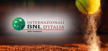 una palla da tennis su un campo di terra rossa con il logo degli internazionali BNL d'Italia