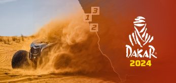 macchina nel deserto con accanto il logo della Dakar 2024