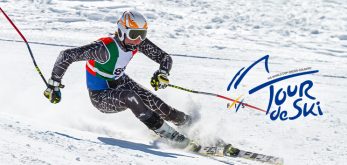sciatore in azione con logo tour de ski