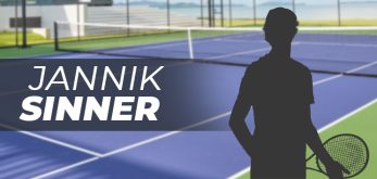 sagoma di Jannik Sinner su un campo da tennis