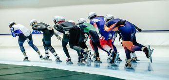 atleti di short track su pista