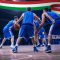 giocatori di basketball della nazionale italiana con bandiera dell'Italia